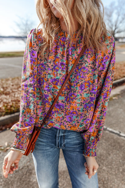 Lila Bluse mit Rundhalsausschnitt, Blumenmuster und gerafften Bündchen