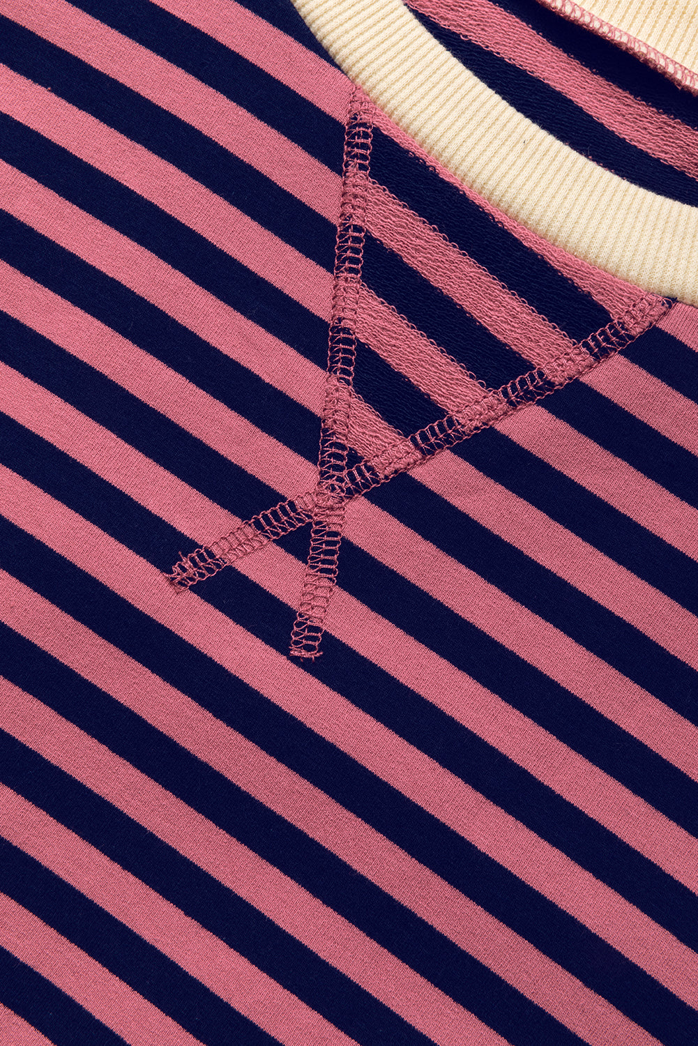 Oversize-Pullover mit rotem Streifenmuster und Kontrastbesatz