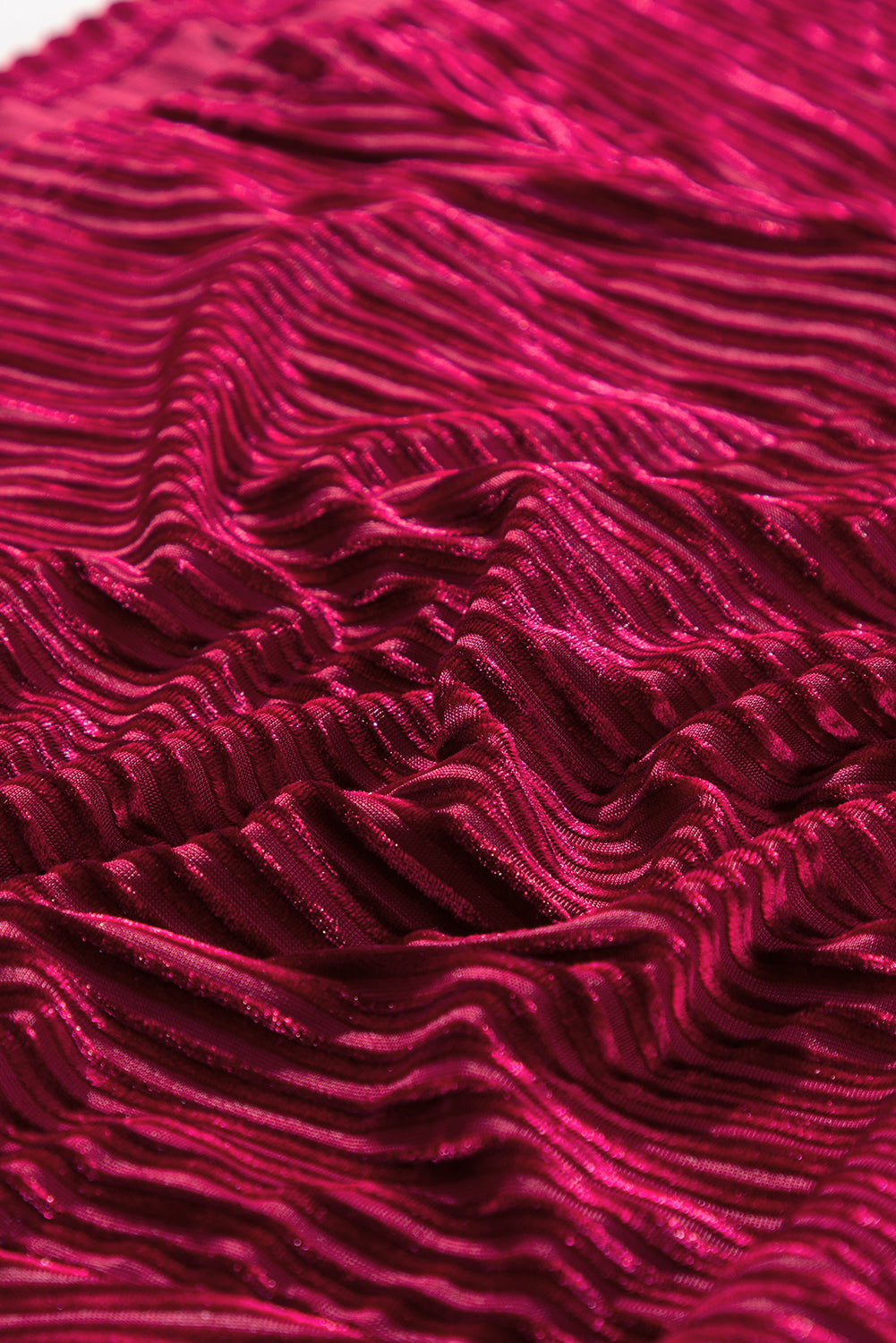 Rotes Babydoll-Kleid aus Samt mit Bindeband und quadratischem Ausschnitt