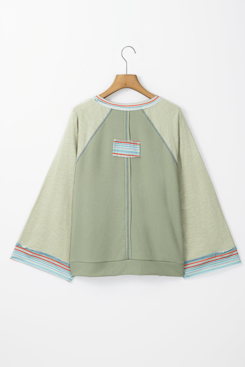 Meadow Mist – Grünes Waffelstrick-Patchwork-Raglan-Top mit breiten Armbandärmeln
