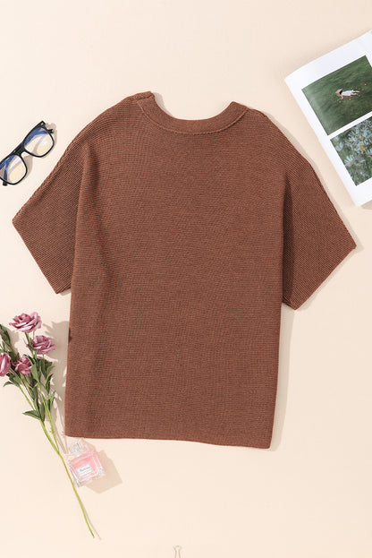 Kaffeefarbener Pullover mit Stehkragen und kurzen Fledermausärmeln