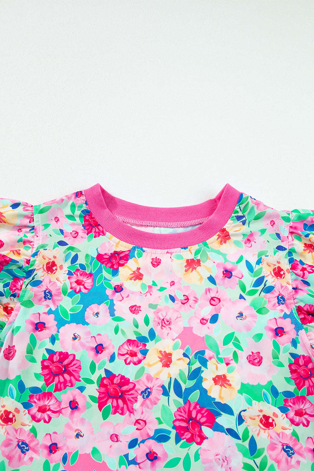 Mehrfarbiges Minikleid mit Blumenmuster und Rüschenärmeln