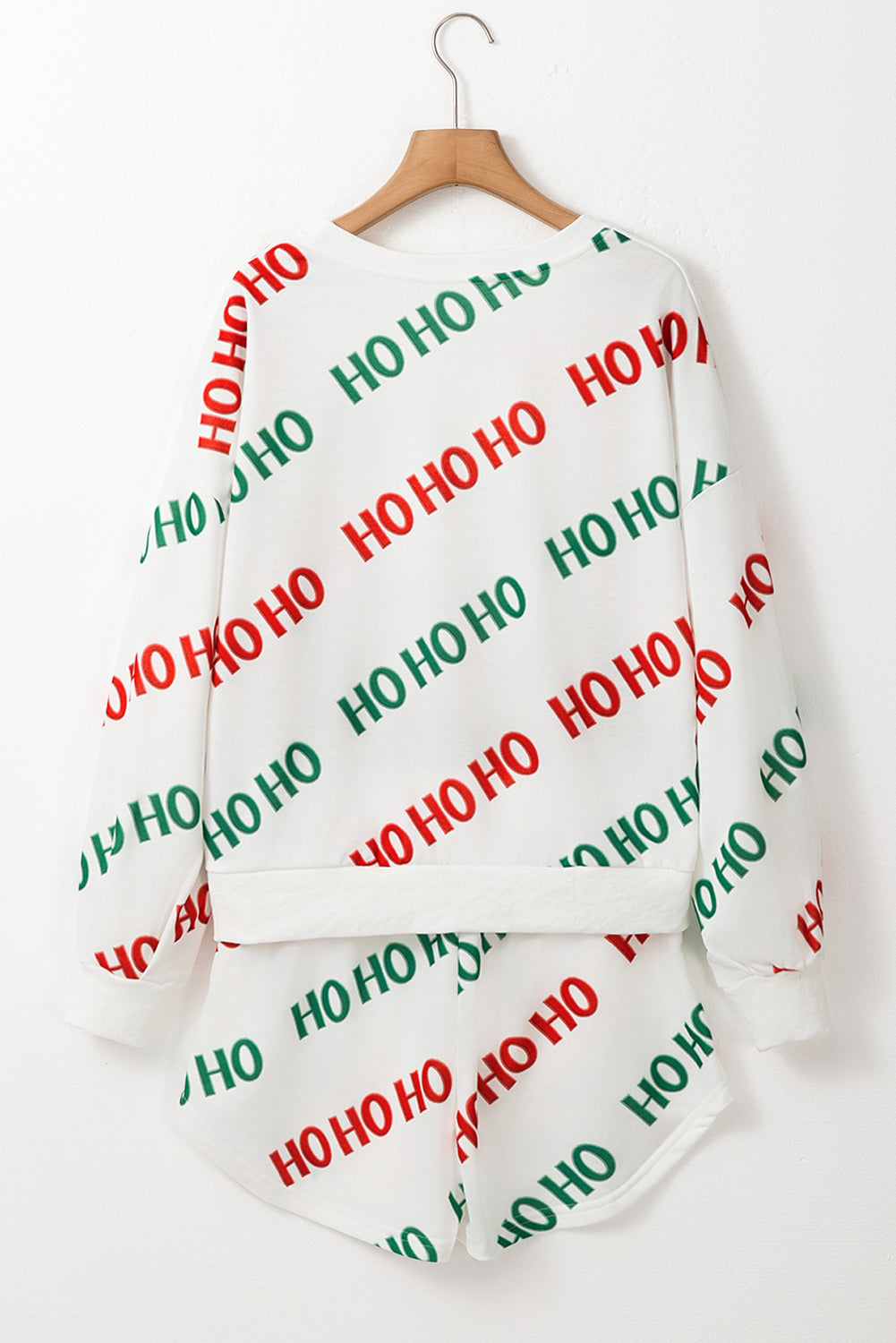 Weißes Set mit Pullover mit überschnittenen Schultern und lässigen Shorts im Weihnachts-HOHOHO-Print