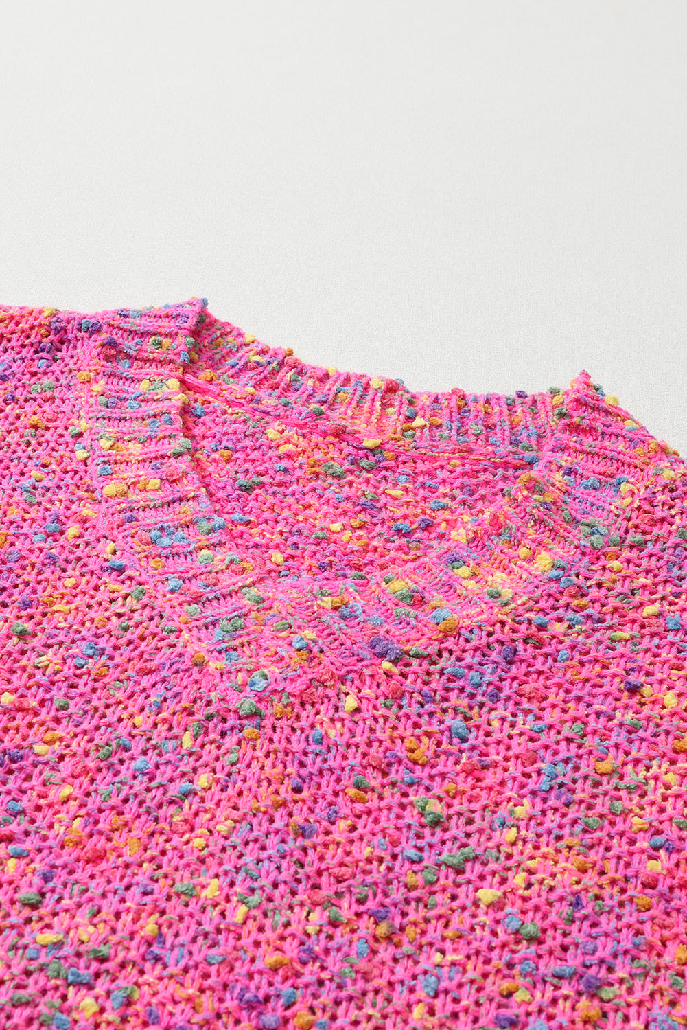 Dunkelrosa bunt gepunkteter Strickpullover mit V-Ausschnitt