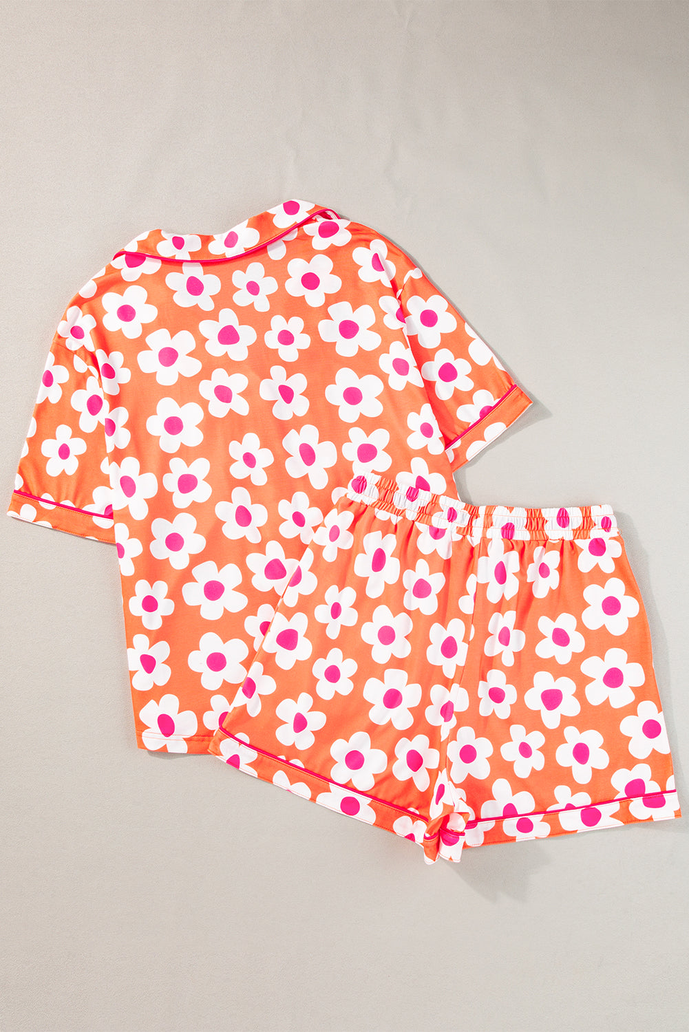 Orangefarbenes Pyjama-Set mit kurzärmligem Hemd und Blumenmuster