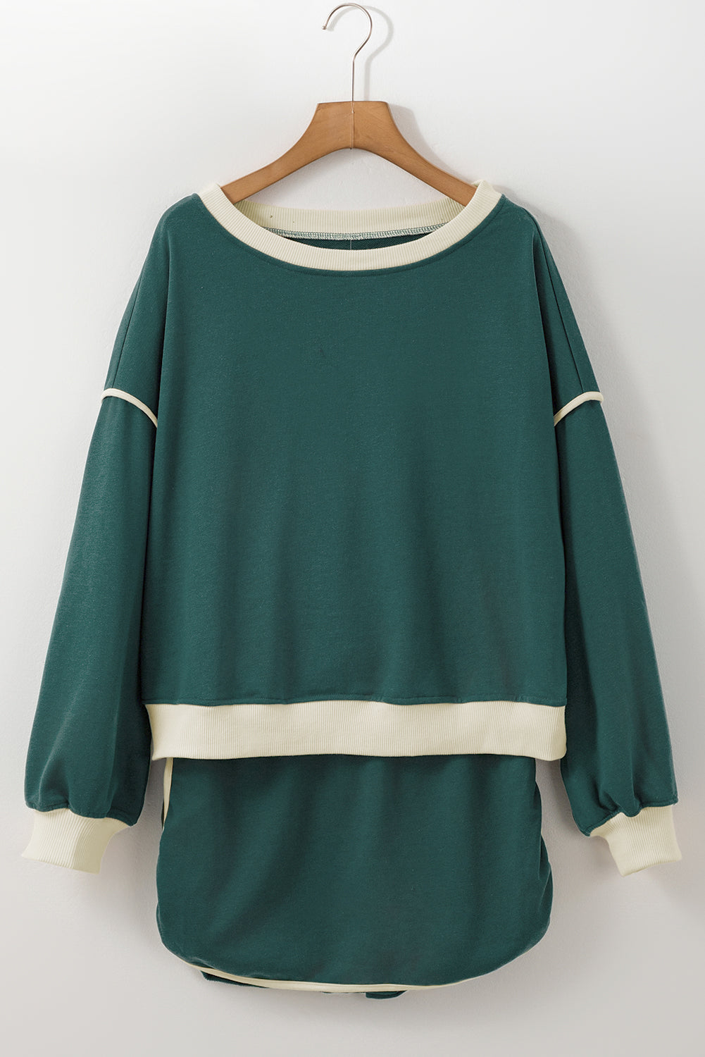 Evergreen Set mit lockerem Pullover in Kontrastfarbe und Skort mit Schnürung in der Taille