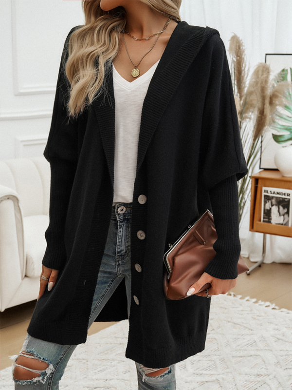 Lässige, lockere Strickjacke mit Knopfleiste und Kapuze 